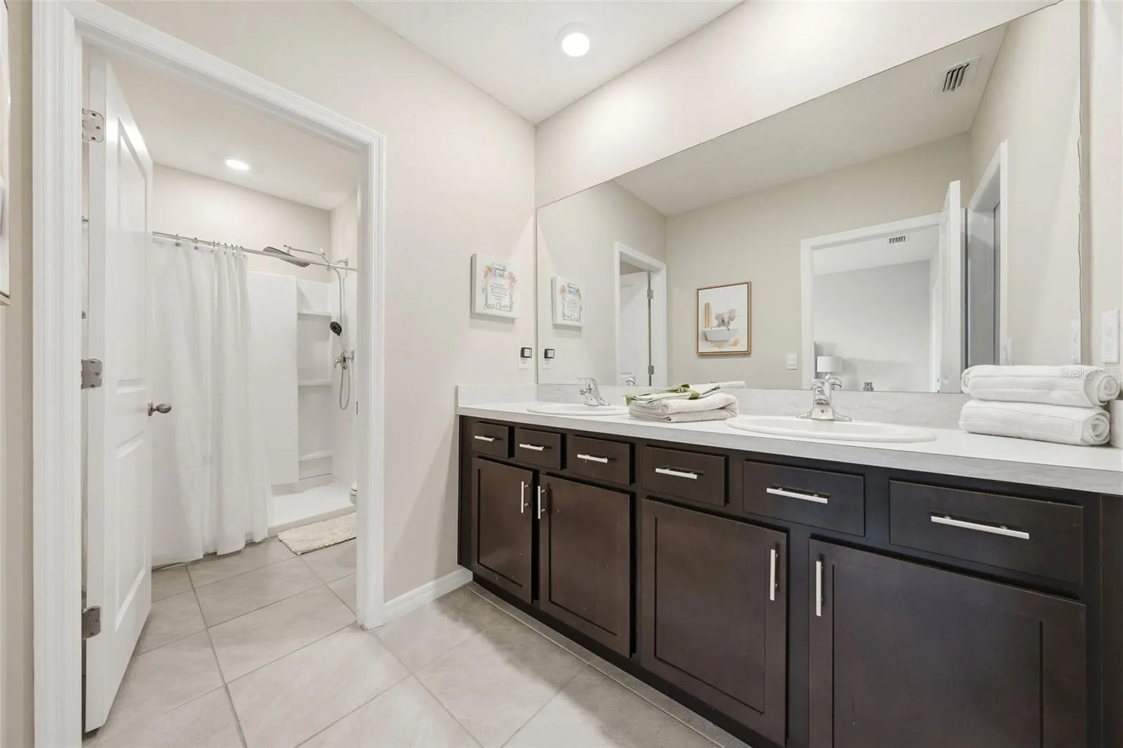 En-suite offers Double sink, Shower and Walk-in Closet