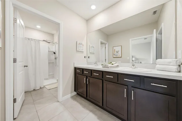En-suite offers Double sink, Shower and Walk-in Closet