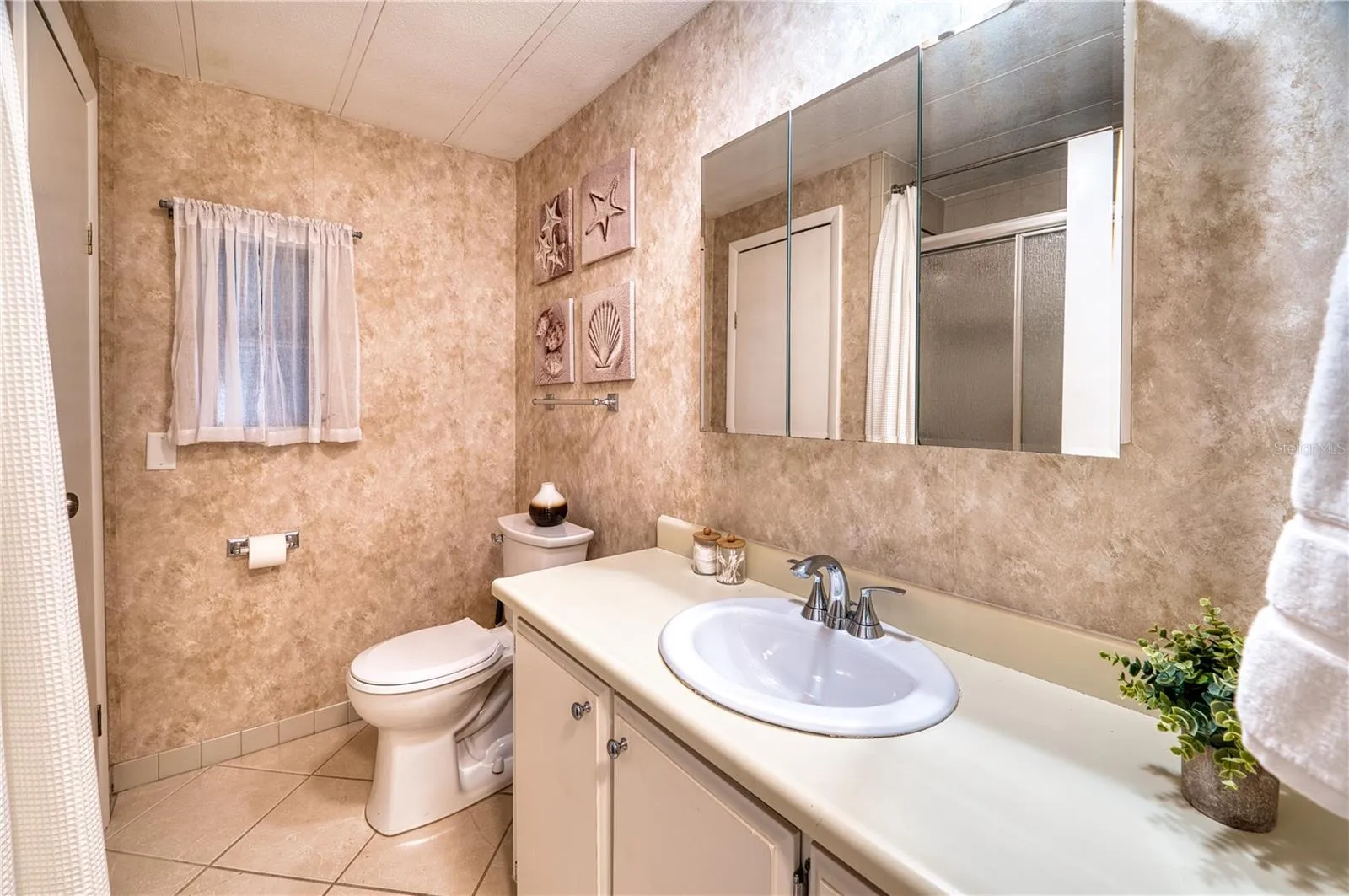 Guest Bath off Hallway
