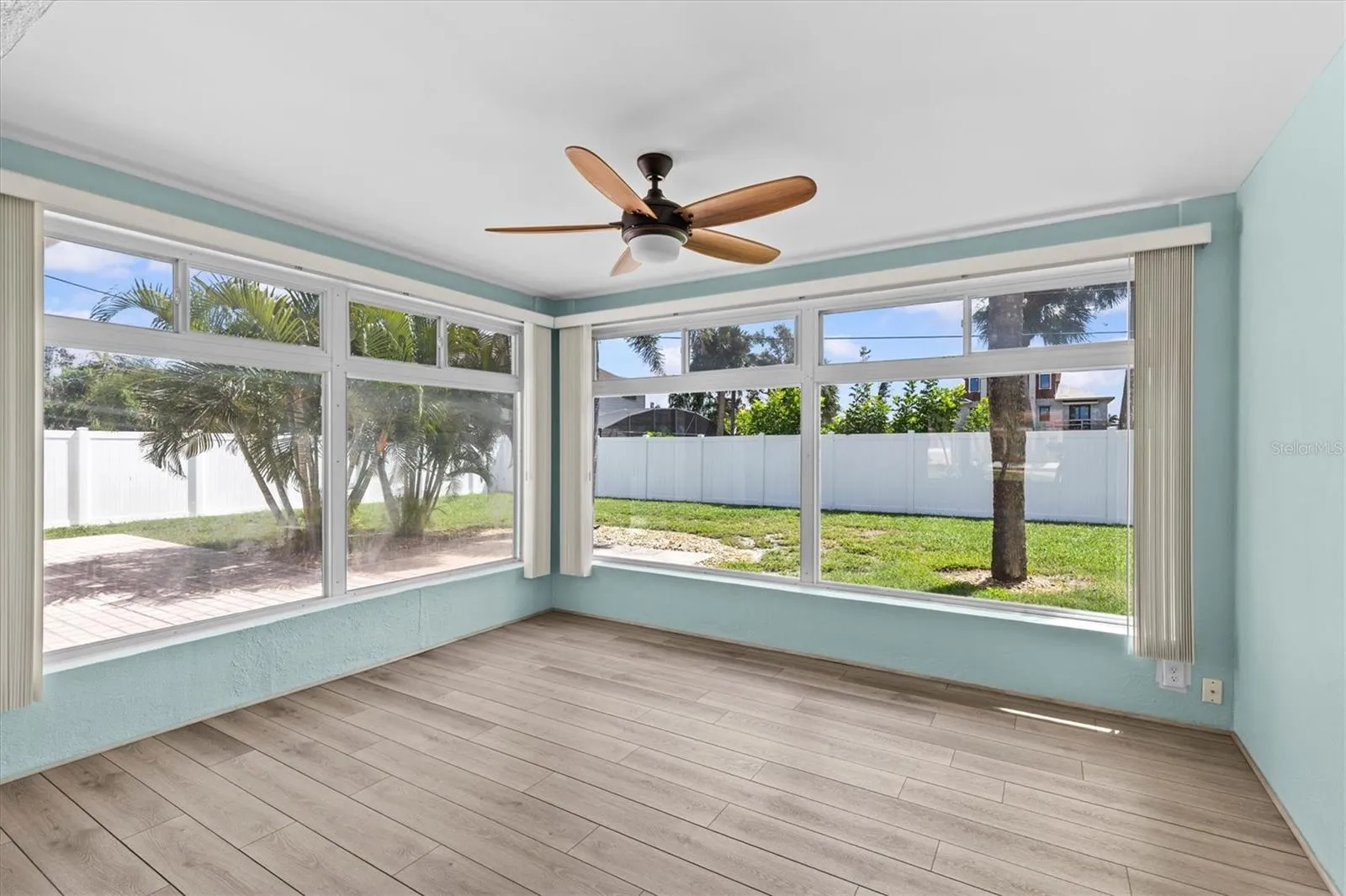 Perfect Florida bonus room with loads of natural light.