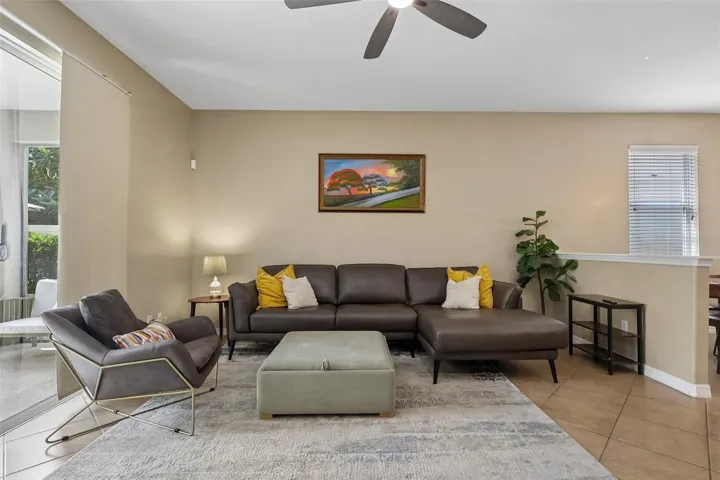 Great size family room overlooking the lanai