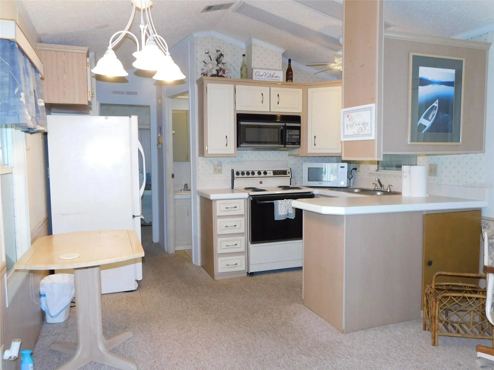 KITCHEN, DINING ROOM AREA