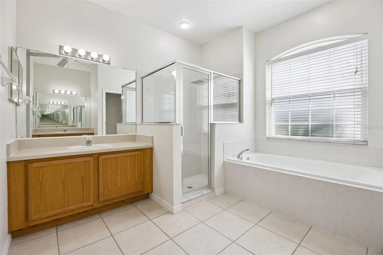 Primary Bathroom w/Walk in Shower, Soaking Tub and Dual Vanities