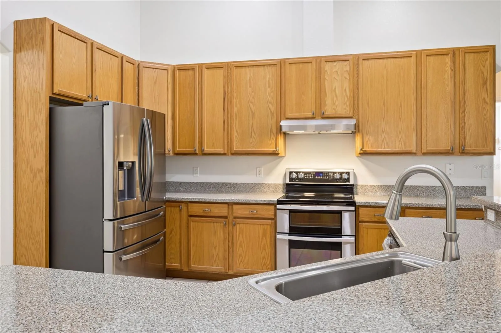 Beautiful kitchen w/40" Cabinets and NEW 2025 SS Appliances