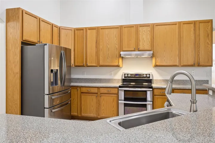 Beautiful kitchen w/40" Cabinets and NEW 2025 SS Appliances