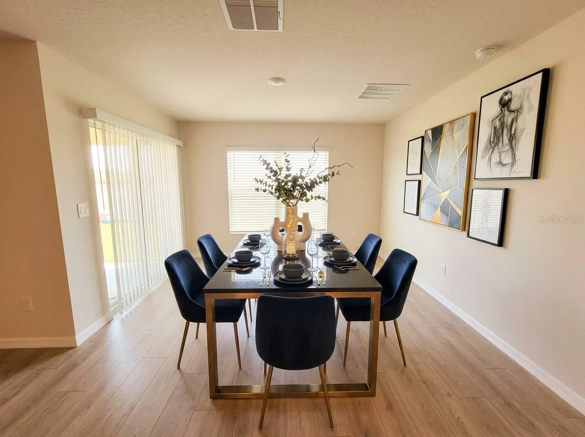 DINING ROOM AI STAGED
