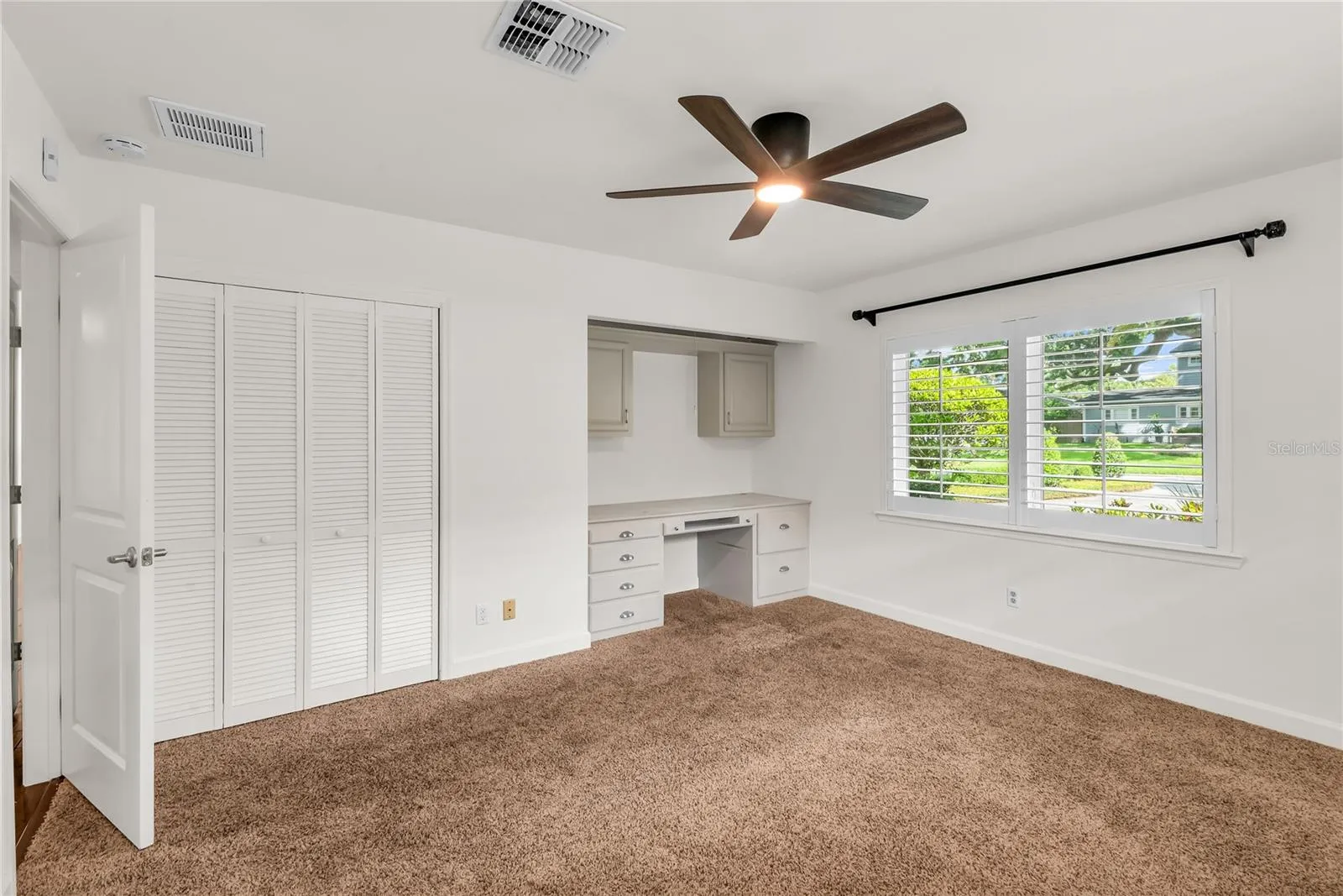 3rd bedroom with desk