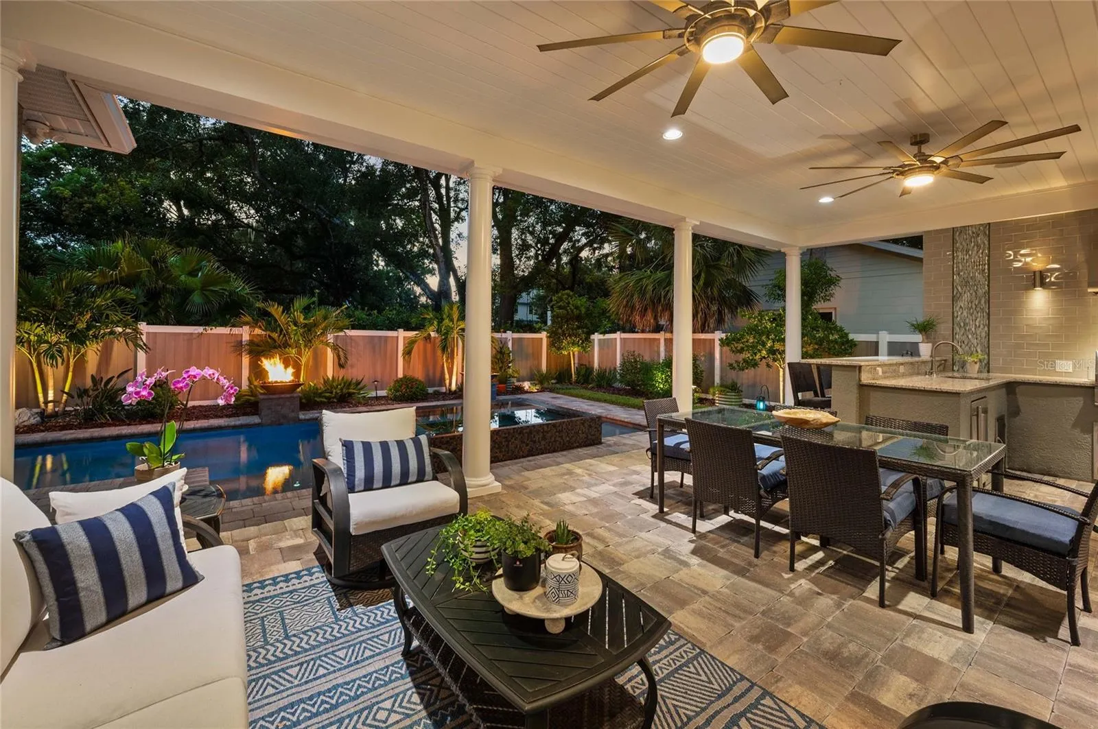 Oversized fans ensure your comfort while you  relax and enjoy the sounds of the nature all around.