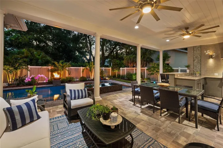 Oversized fans ensure your comfort while you  relax and enjoy the sounds of the nature all around.
