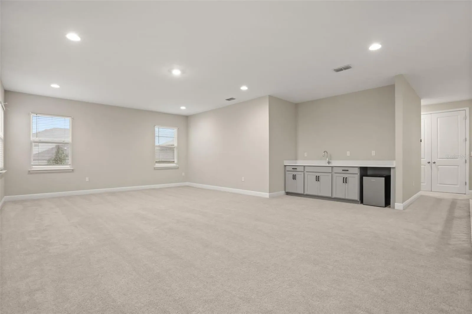 Huge upstairs loft