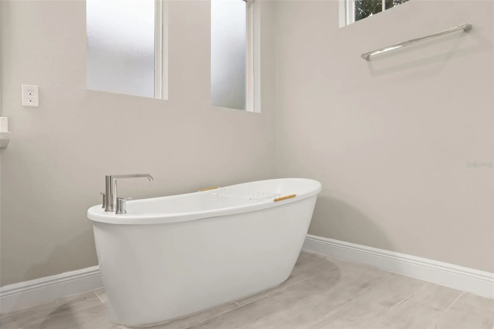 Soaking tub