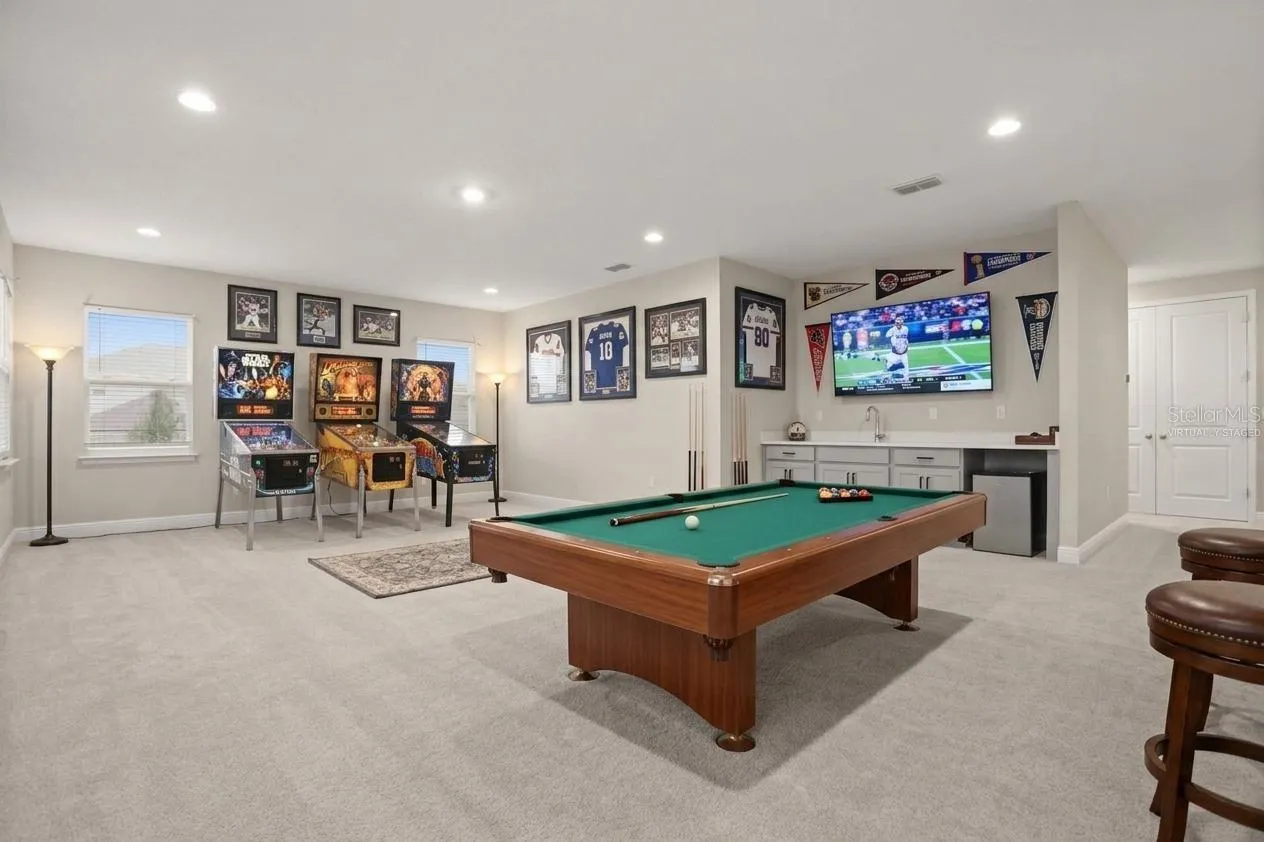 Huge upstairs loft virtually staged