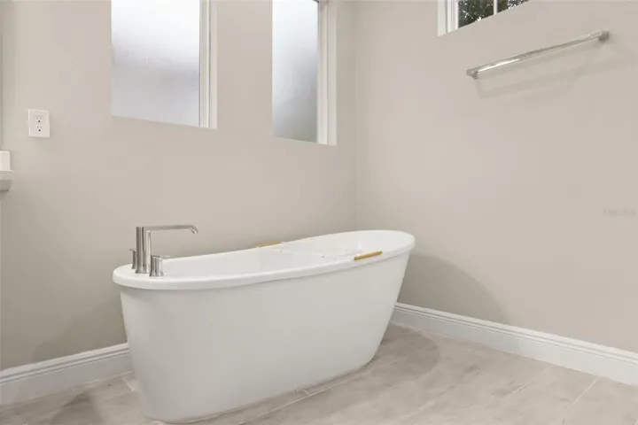 Soaking tub