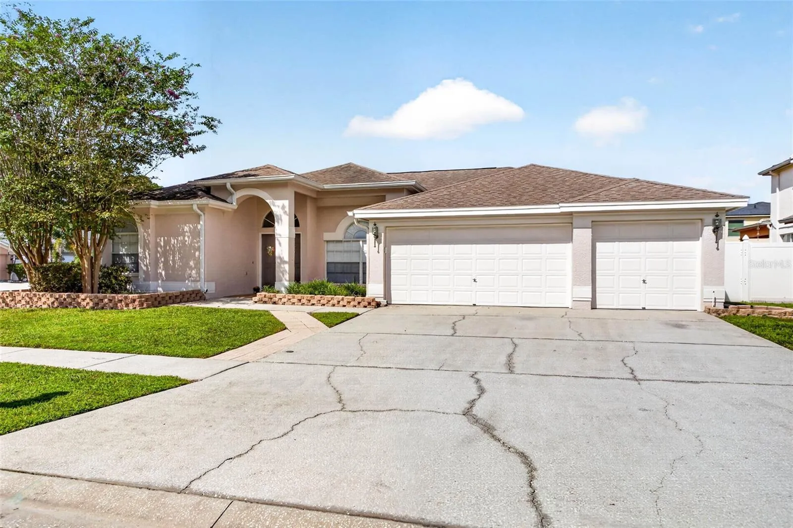 4/3/3 POOL home in Countryway