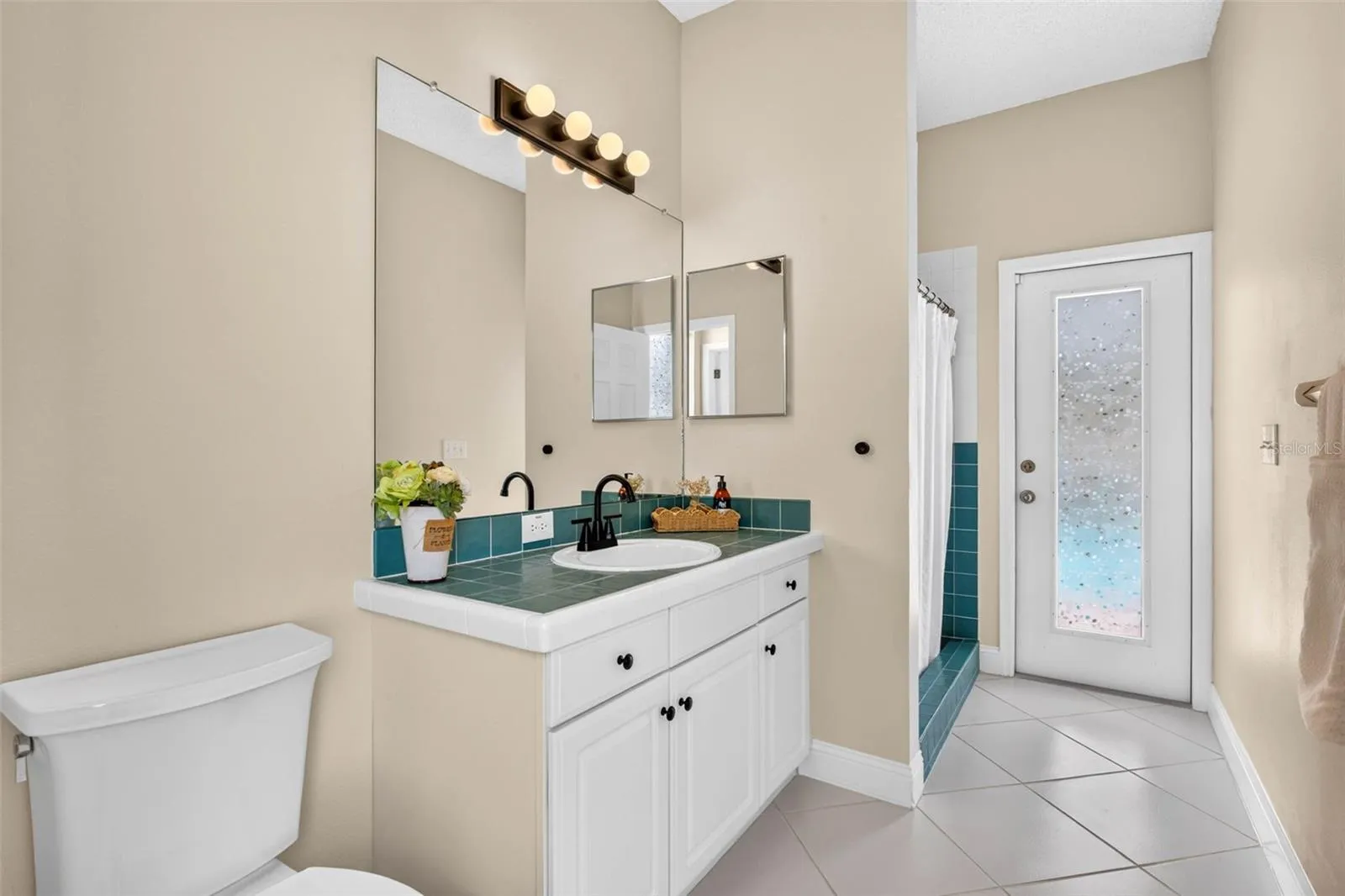 Bath 3 with pool access