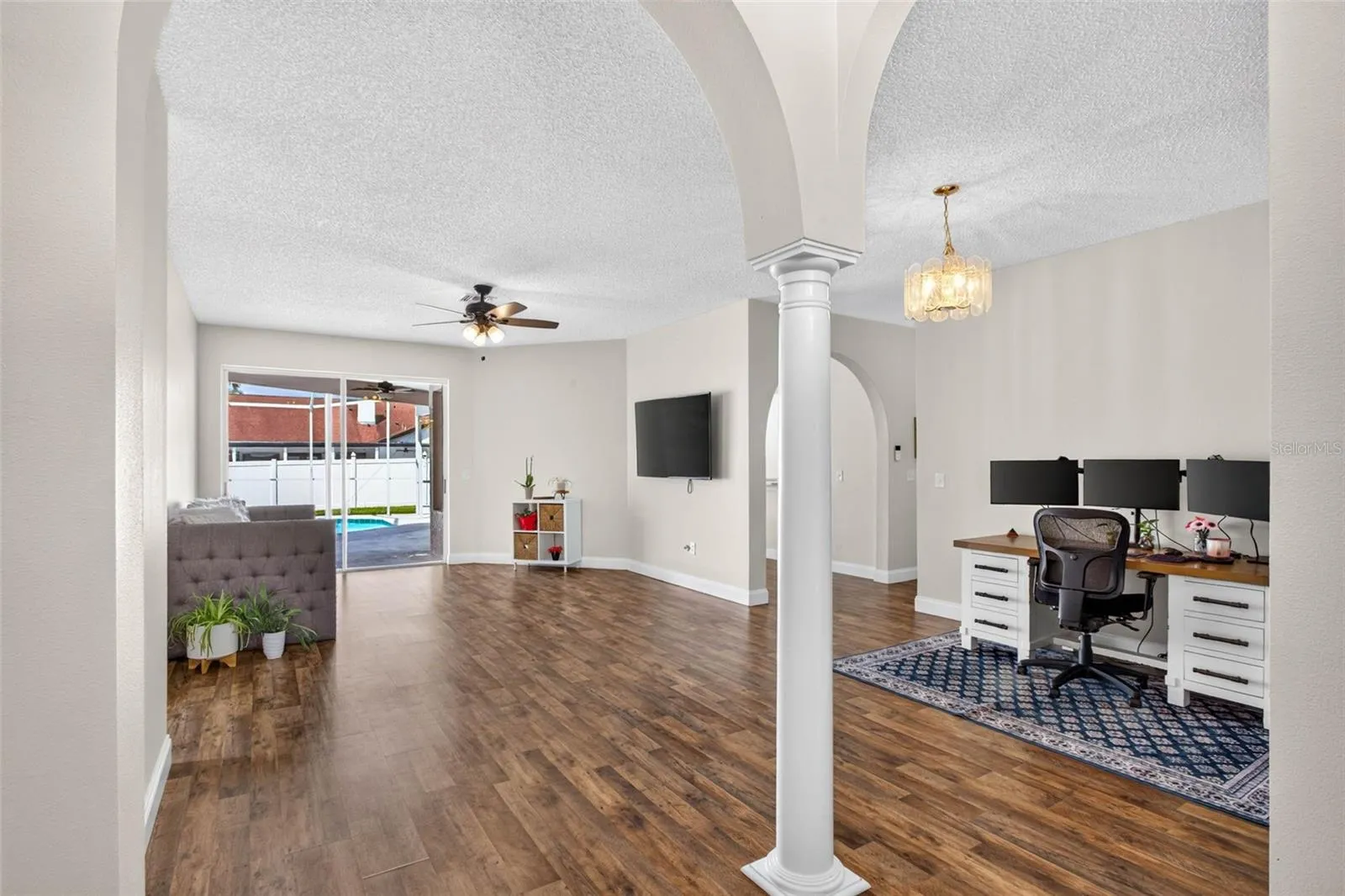 Continuous newer laminate flooring throughout