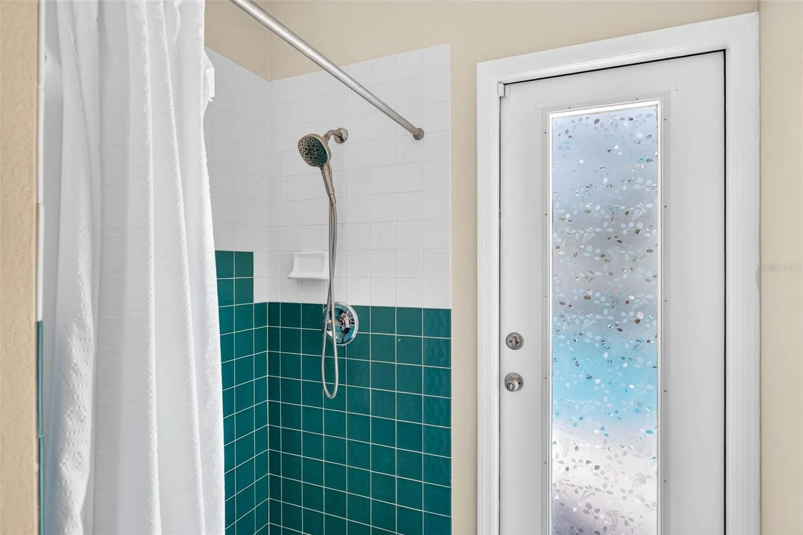 Bath 3 with pool access