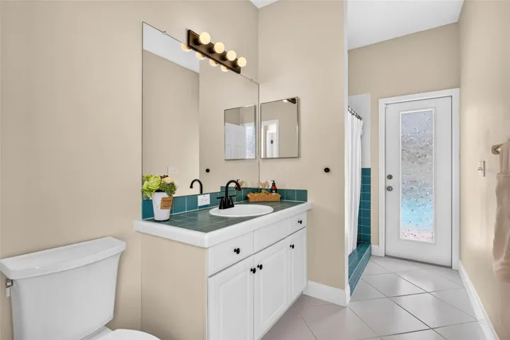 Bath 3 with pool access