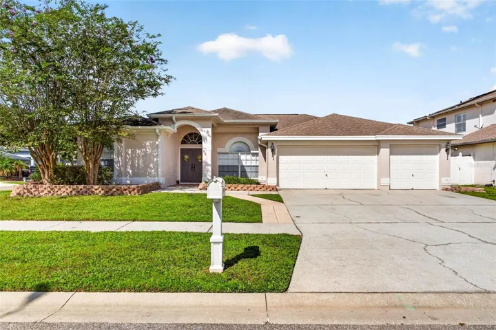4/3/3 POOL home in Countryway
