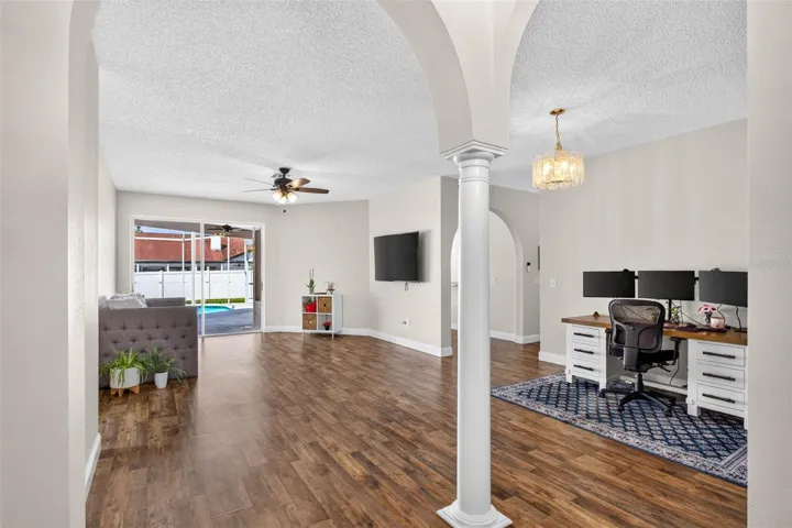 Continuous newer laminate flooring throughout
