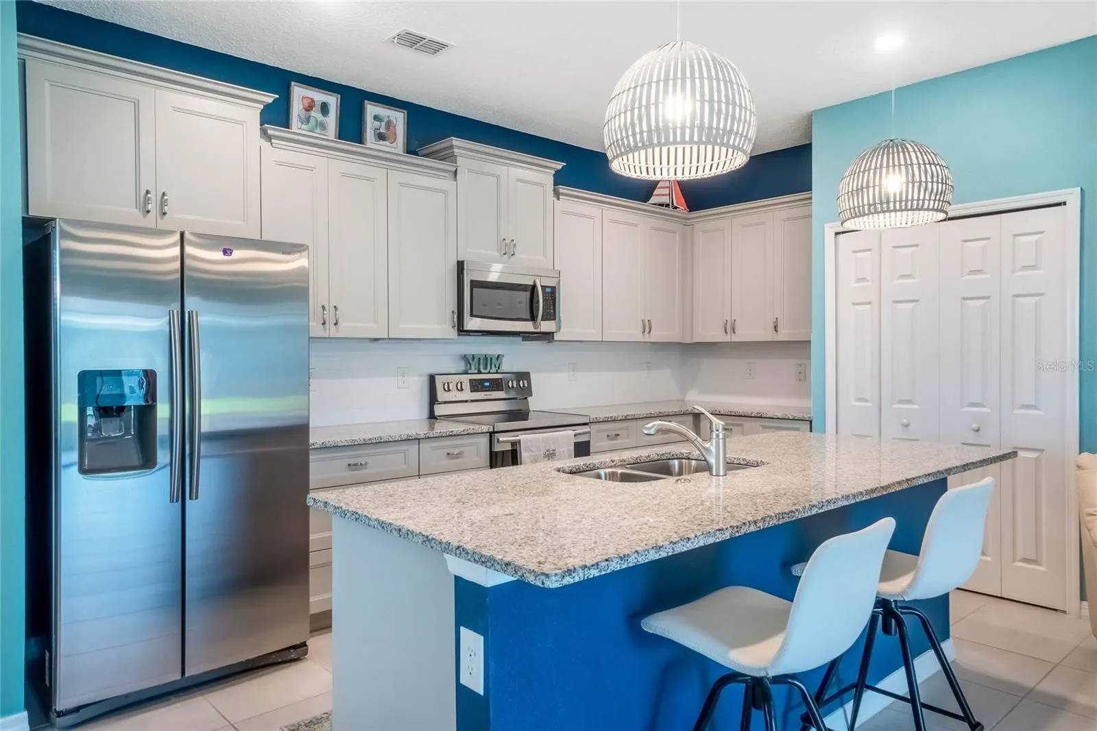 Stainless appliances, granite countertops