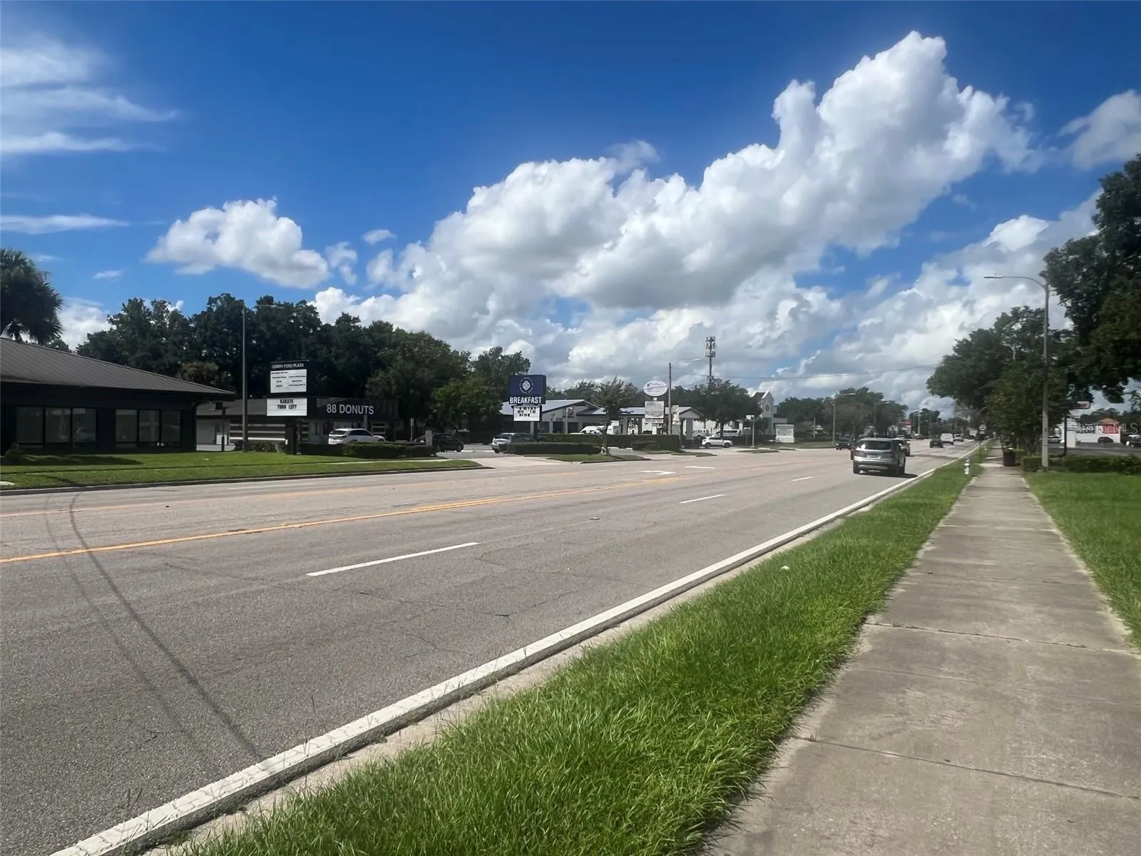 ample frontage along Curry Ford Rd