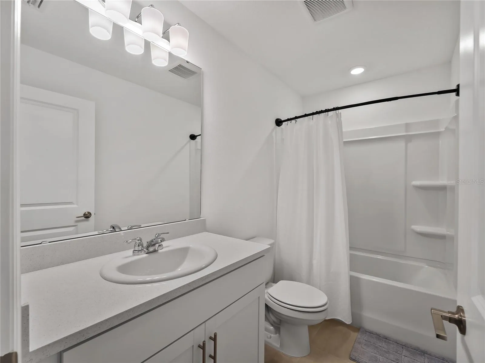 Main Bathroom with tub/shower