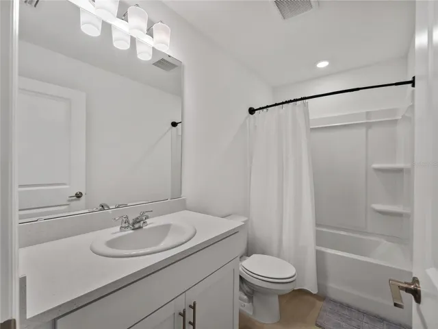 Main Bathroom with tub/shower