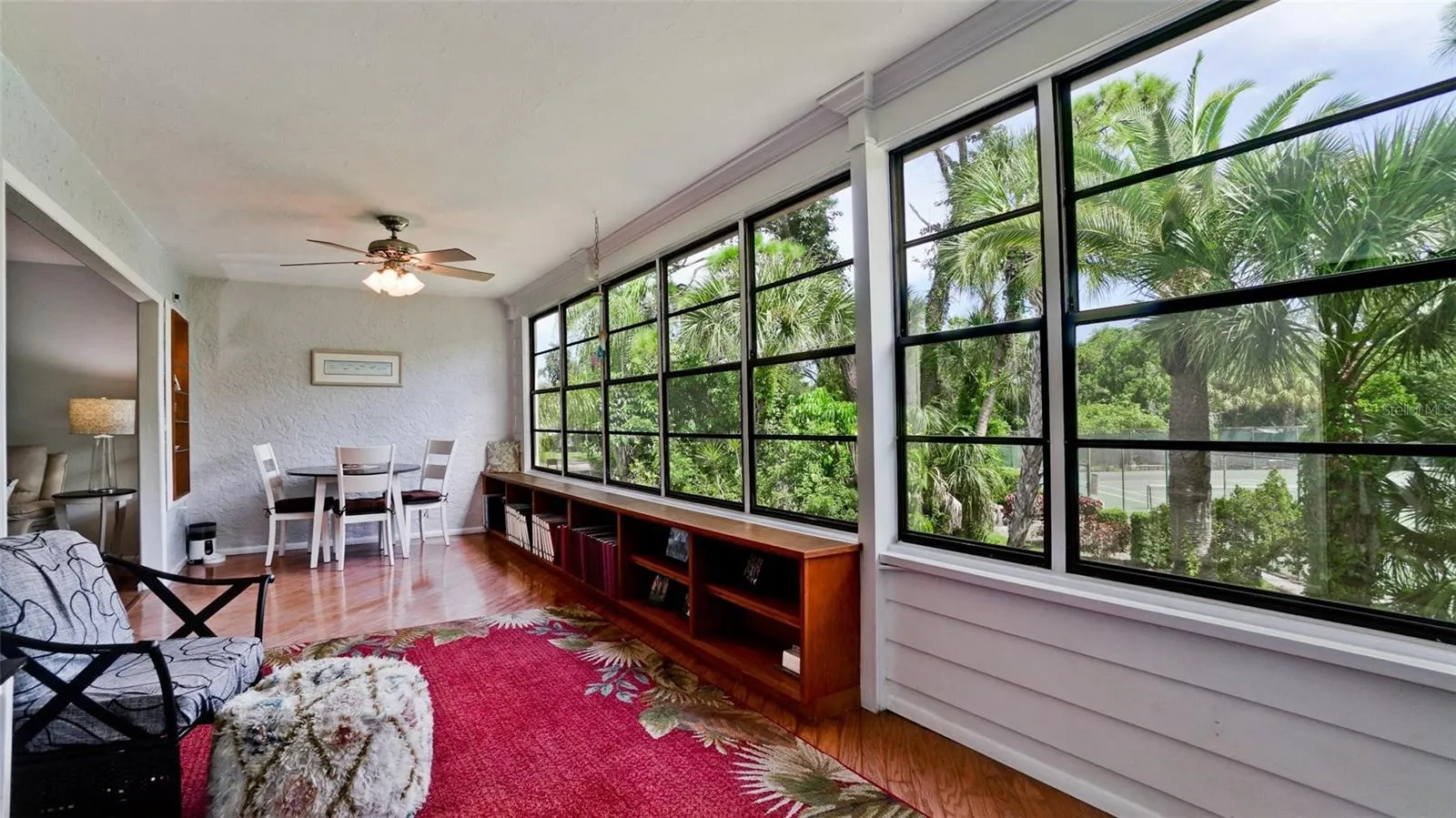 Large lanai w/wall of windows