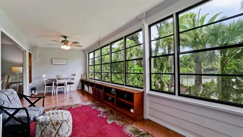 Large lanai w/wall of windows