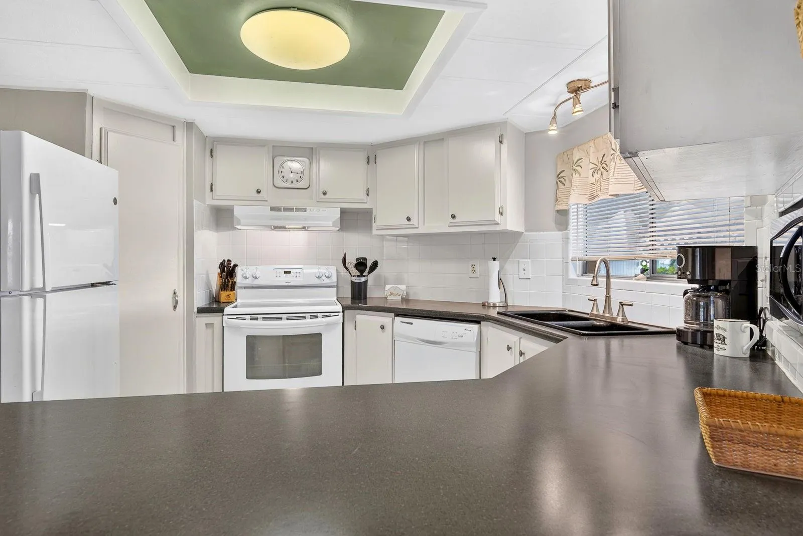 Lots of counter space in kitchen