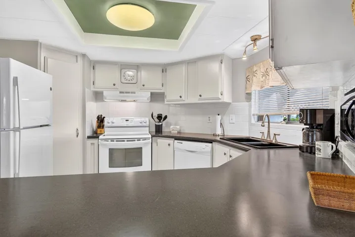 Lots of counter space in kitchen