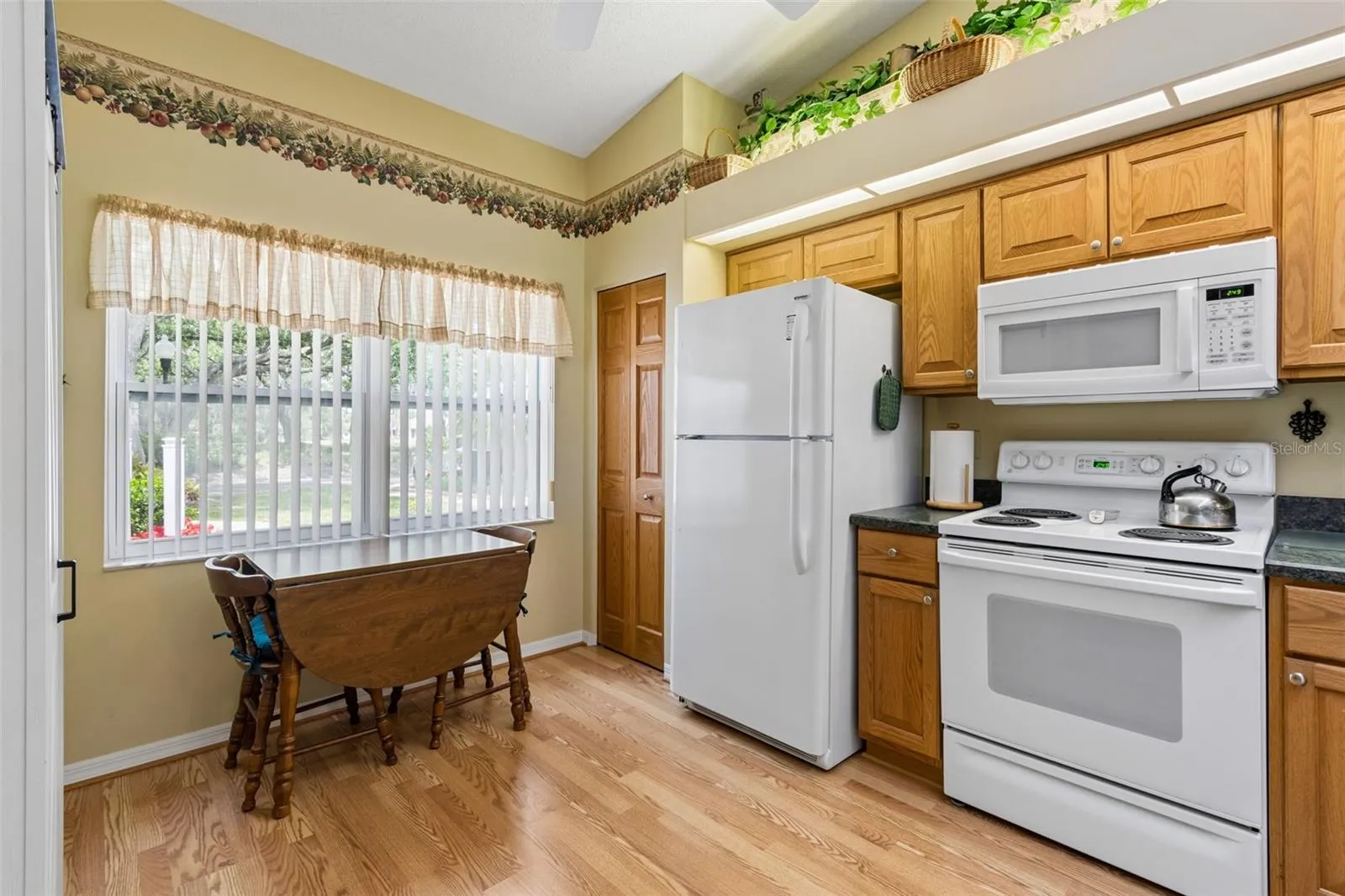 Eating space in kitchen