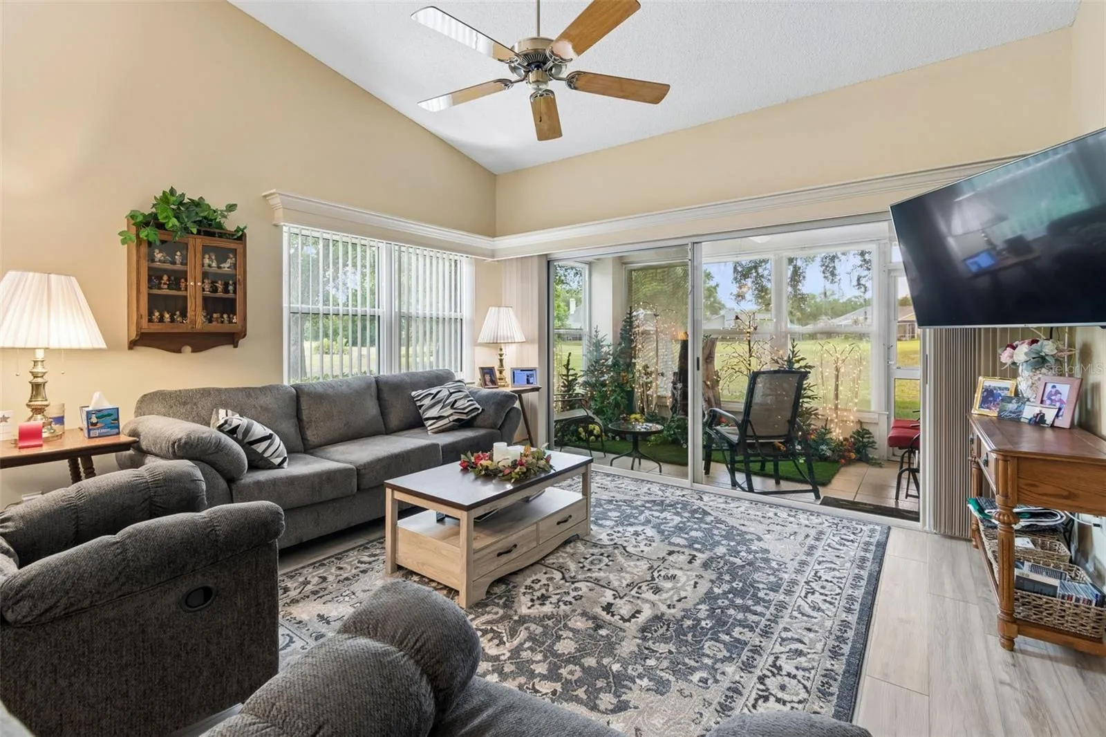 Living room with view to lanai