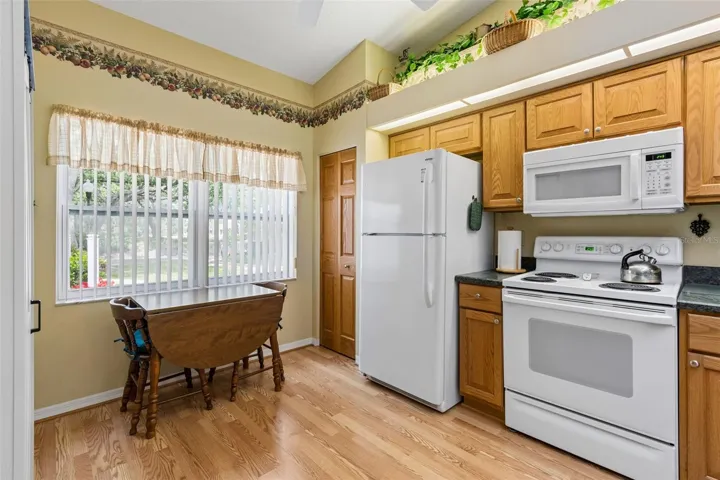 Eating space in kitchen
