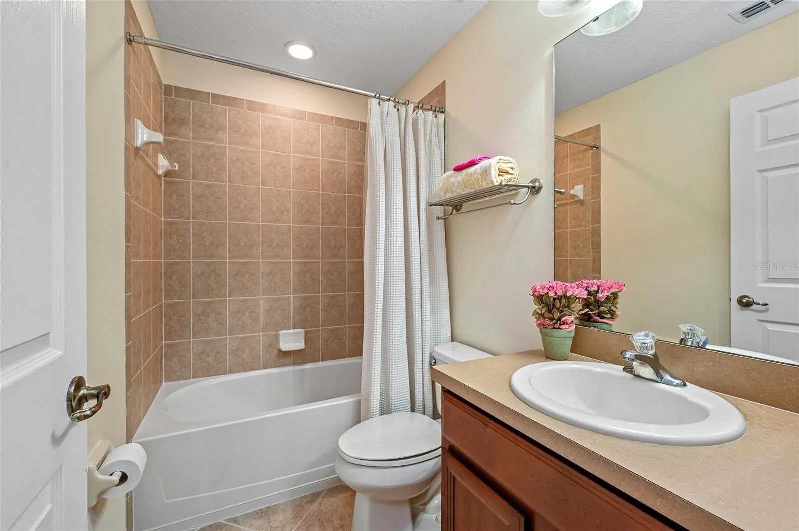 full 2nd bath on second floor