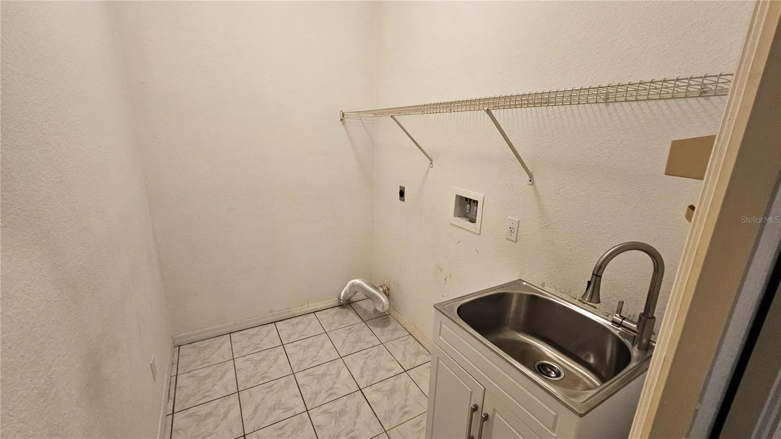 Laundry room w/ sink