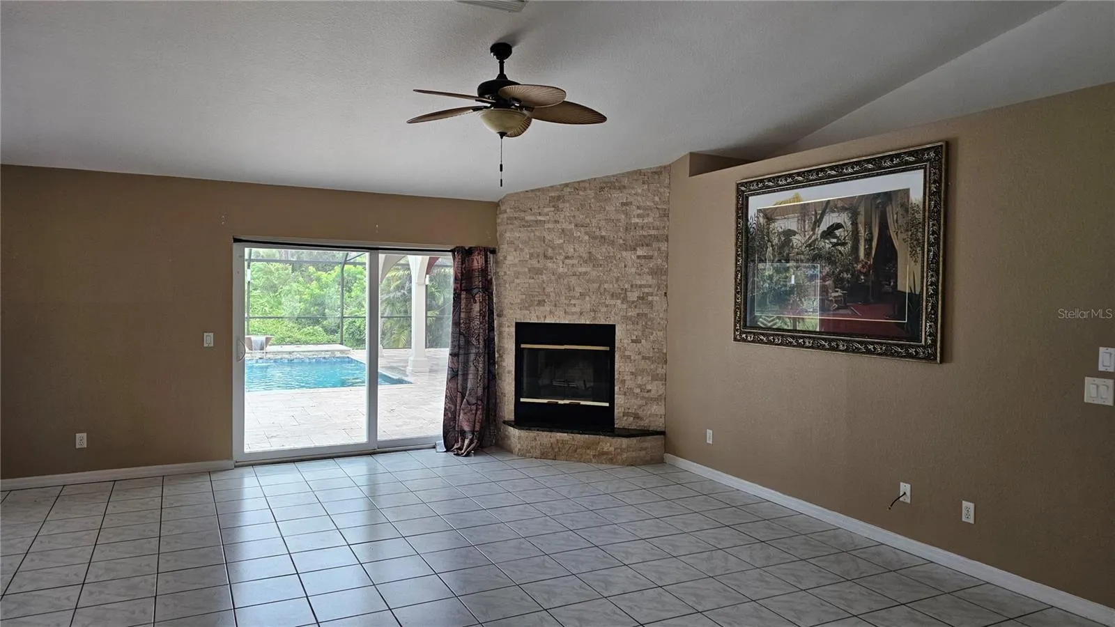 LIVING ROOM W/ FIREPLACE