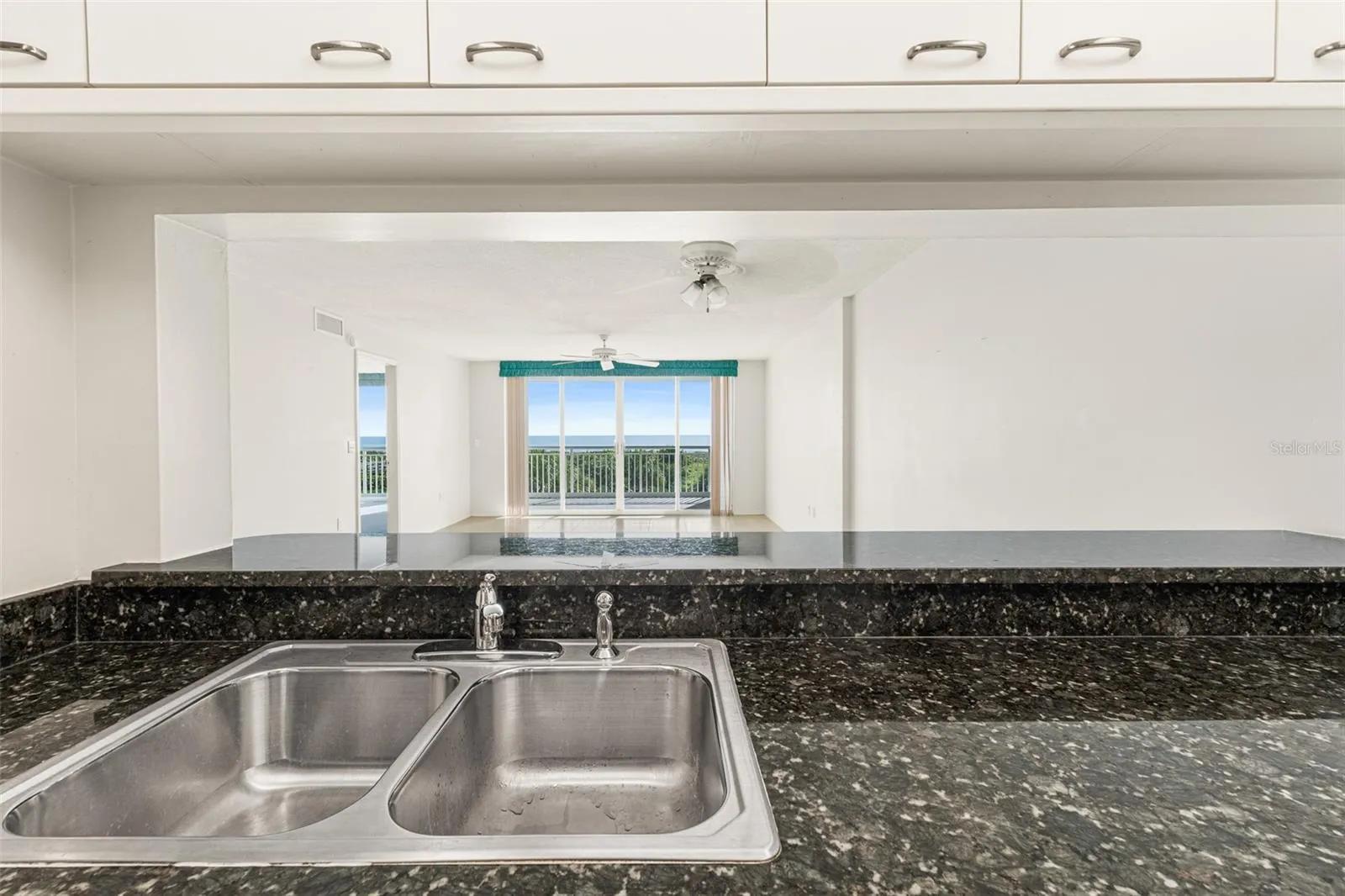 Breakfast Bar &amp; Ocean Views