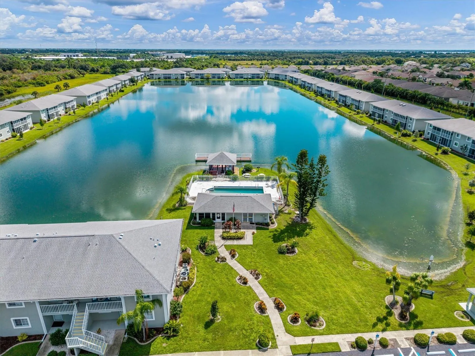 WONDERFUL COMMUNITY CENTER WITH POOL/PAVILLION AND FISHING PIER