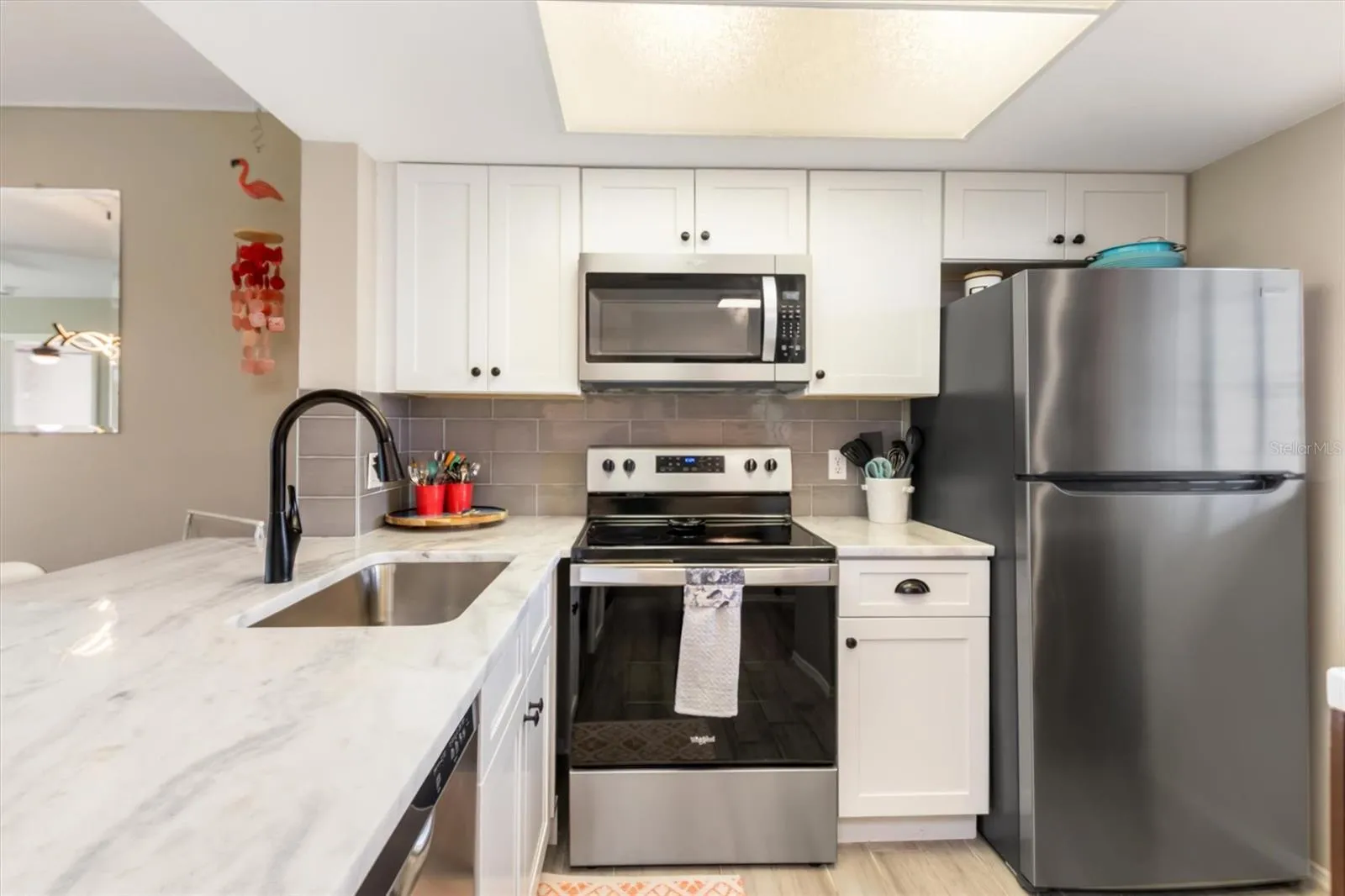 STAINLESS APPLIANCE SUITE AND TOP TIER GRANITE