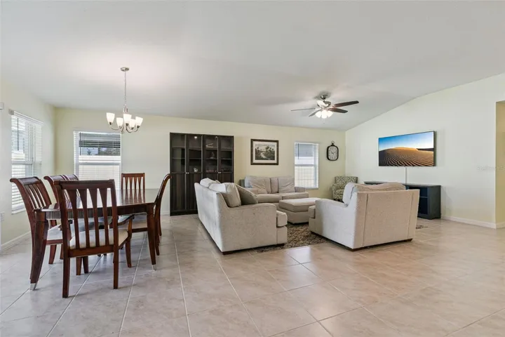 Living Room (02)