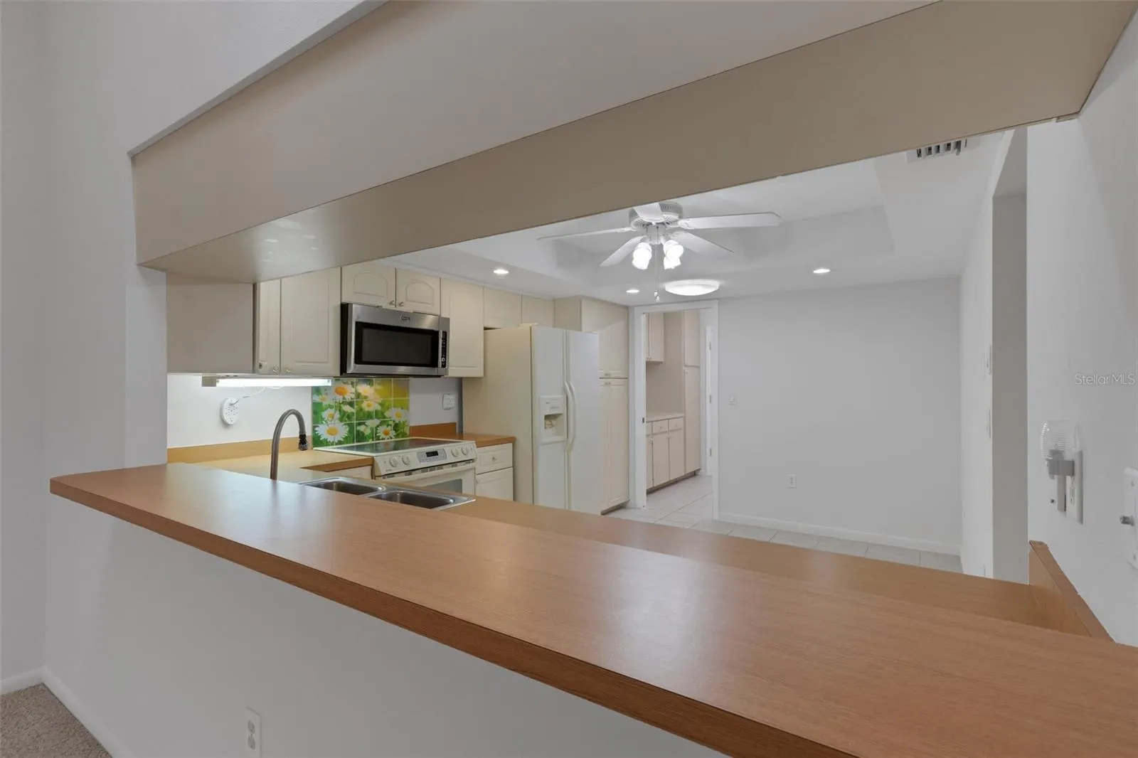 Pass-through from Kitchen to Family Room