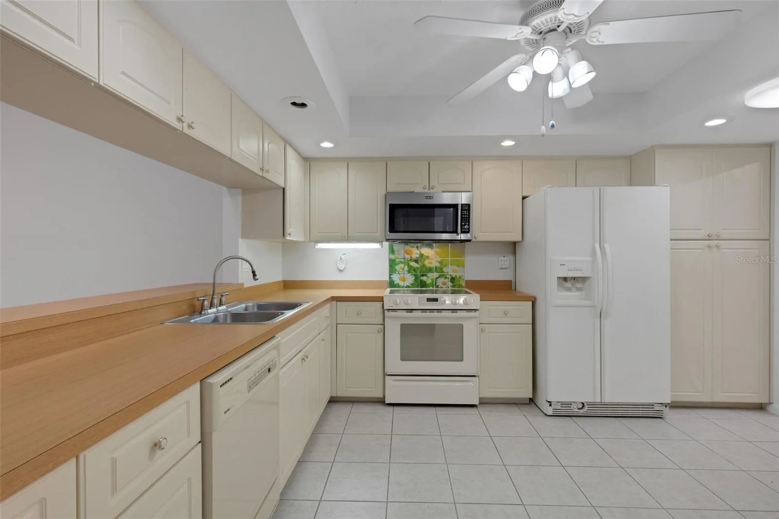 Spacious Kitchen - Pass-through to Family Room