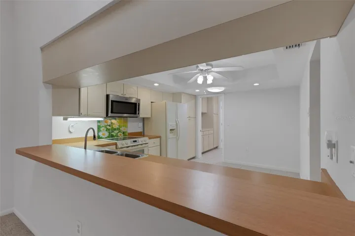 Pass-through from Kitchen to Family Room