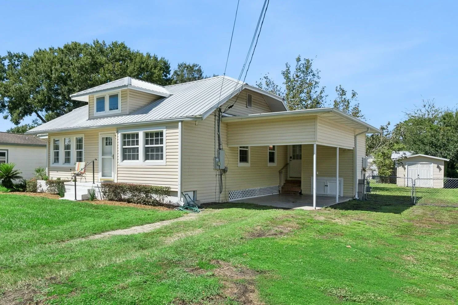325 W Newell St Carport
