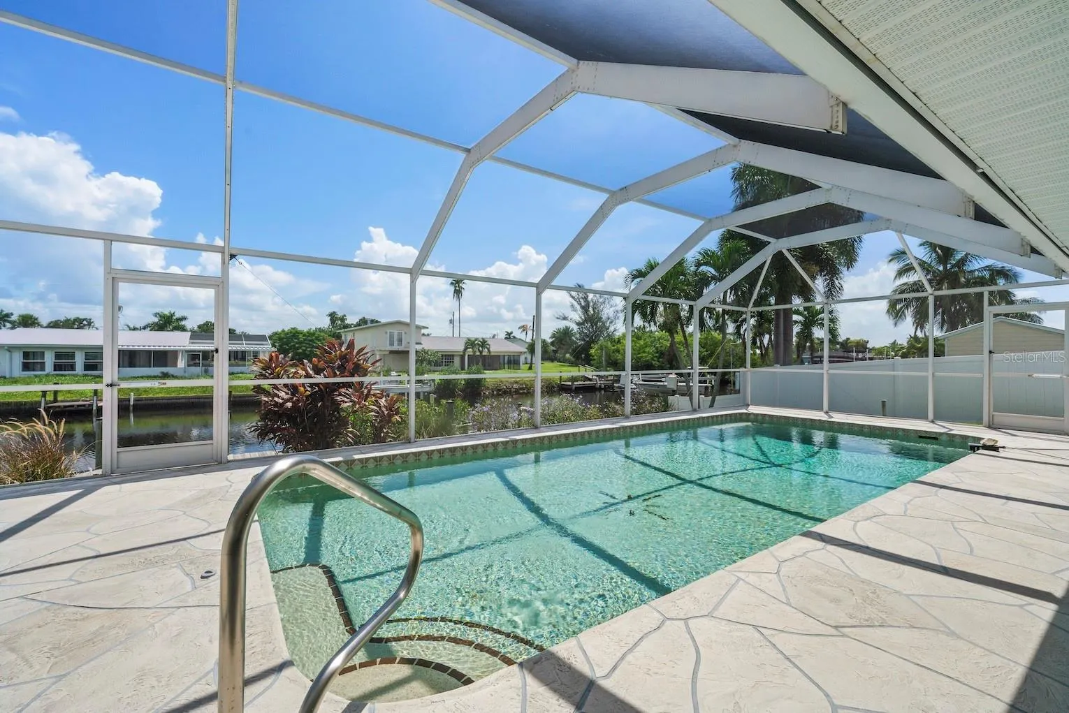 Pool cont with hand rail.