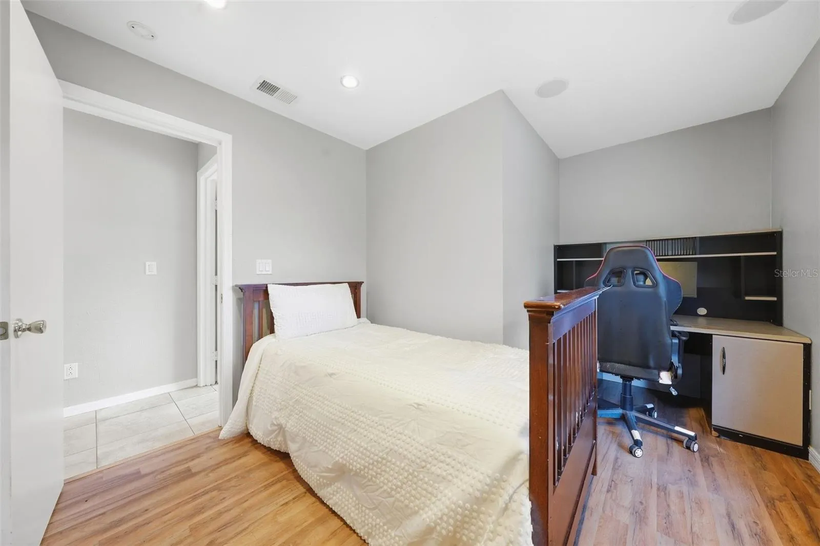 2nd Bedroom with knook.