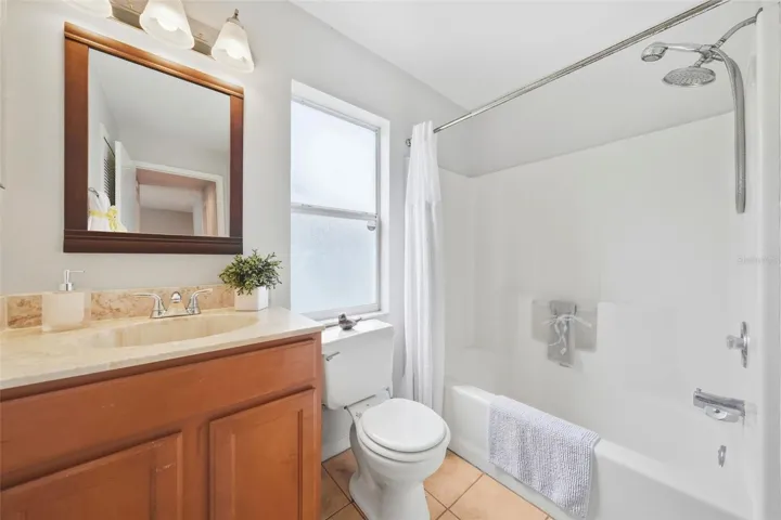 2nd bath with Tub!