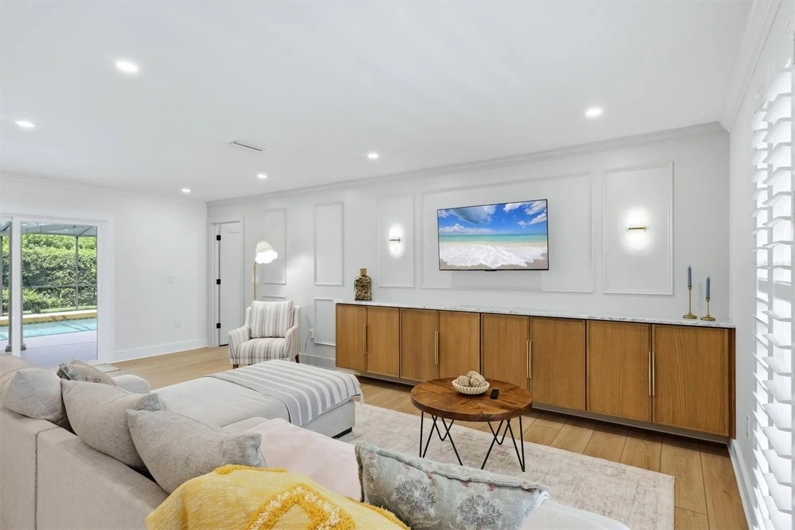 Bright and spacious living/family room with built ins